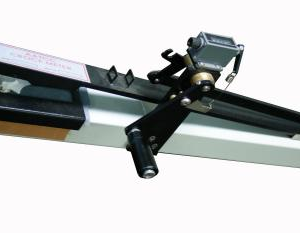 To determine colour fastness of textile to dry or wet rubbing, fitted with hand crank/counter.